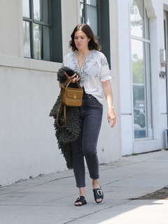 Mandy Moore feet photo thumbnail