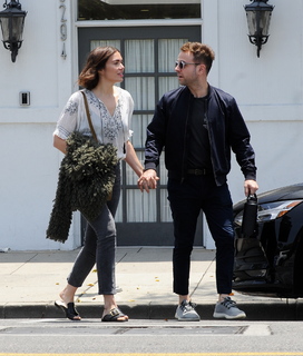Mandy Moore feet photo thumbnail