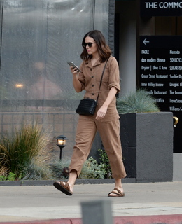 Mandy Moore feet photo thumbnail