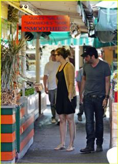 Mandy Moore feet photo thumbnail