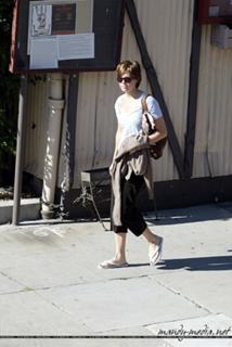 Mandy Moore feet photo thumbnail