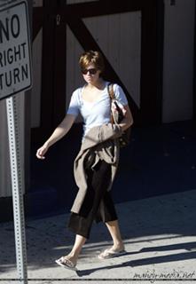 Mandy Moore feet photo thumbnail