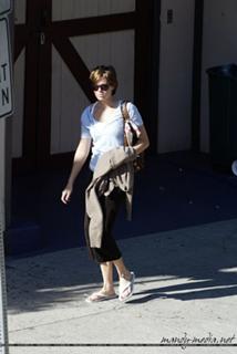 Mandy Moore feet photo thumbnail