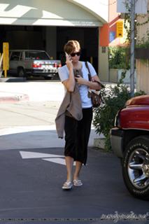 Mandy Moore feet photo thumbnail