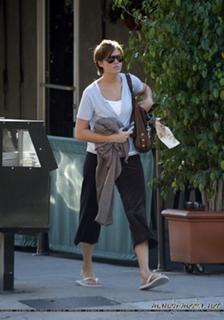 Mandy Moore feet photo thumbnail