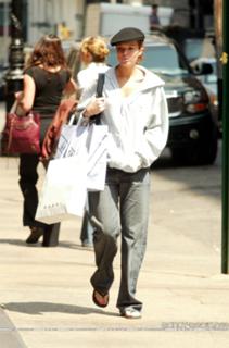 Mandy Moore feet photo thumbnail