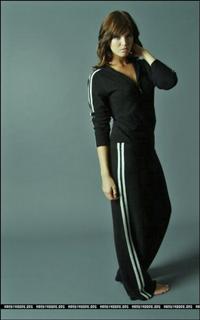 Mandy Moore feet photo thumbnail