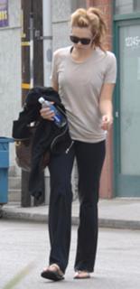 Mandy Moore feet photo thumbnail