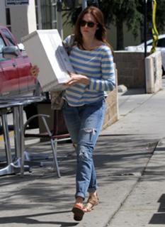 Mandy Moore feet photo thumbnail