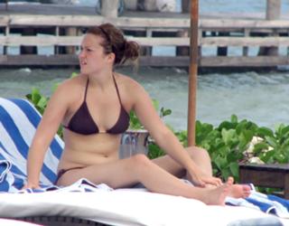 Mandy Moore feet photo thumbnail