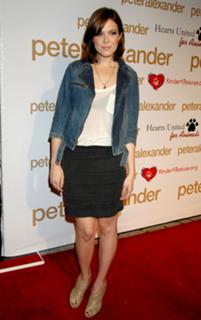 Mandy Moore feet photo thumbnail