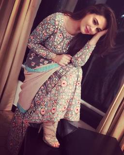 Mandy Takhar feet photo thumbnail