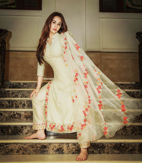Mandy Takhar feet photo thumbnail