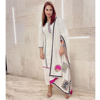 Mandy Takhar feet photo thumbnail
