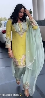 Mandy Takhar feet photo thumbnail