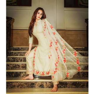 Mandy Takhar feet photo thumbnail