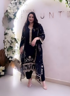 Mandy Takhar feet photo thumbnail