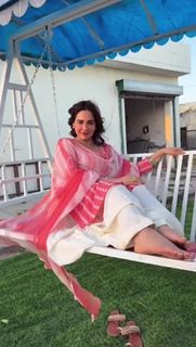 Mandy Takhar feet photo 4