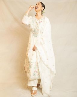 Manisha Koirala feet photo 17