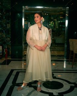 Manisha Koirala feet photo 8