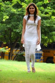 Manjari Fadnnis feet photo 5