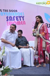 Manju Warrier feet photo thumbnail