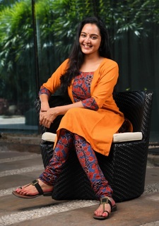 Manju Warrier feet photo thumbnail