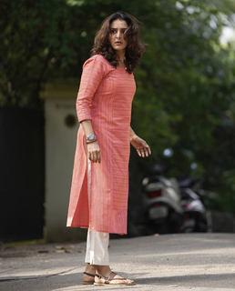Manju Warrier feet photo thumbnail