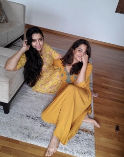 Manju Warrier feet photo thumbnail