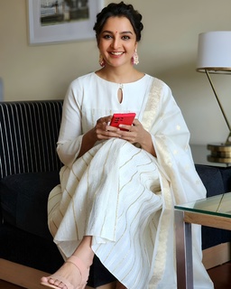 Manju Warrier feet photo thumbnail