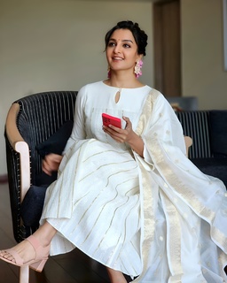 Manju Warrier feet photo thumbnail