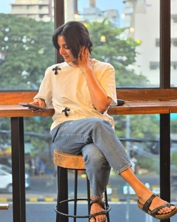 Manju Warrier feet photo thumbnail