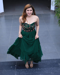 Mannara Chopra feet photo 5