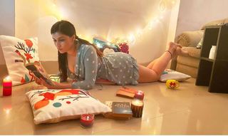 Mannara Chopra feet photo 8