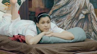 Mannara Chopra feet photo 17