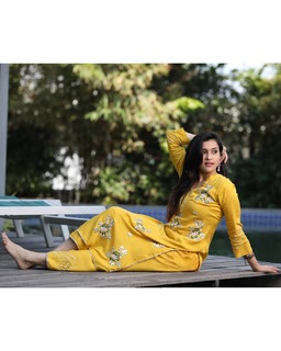 Mannara Chopra feet photo 14