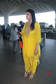 Mannara Chopra feet photo 10
