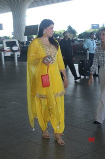 Mannara Chopra feet photo 9