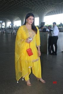 Mannara Chopra feet photo 8