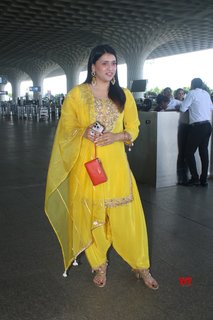 Mannara Chopra feet photo 7