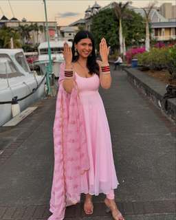 Mannara Chopra feet photo 3