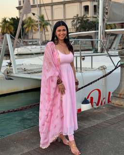 Mannara Chopra feet photo 2