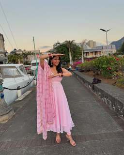 Mannara Chopra feet photo 1