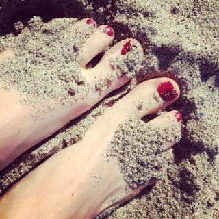Manon Mathews feet photo 2