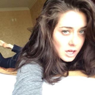 Manon Mathews feet photo 3