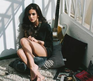 Manu Gavassi feet photo thumbnail