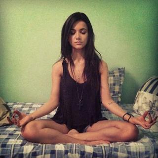 Manu Gavassi feet photo thumbnail