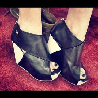 Manu Gavassi feet photo thumbnail