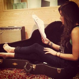 Manu Gavassi feet photo thumbnail