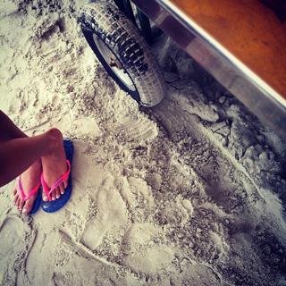 Manu Gavassi feet photo thumbnail